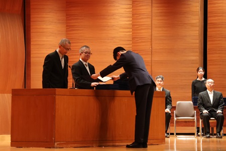 中村校長より、一人一人に卒業証書が授与されました