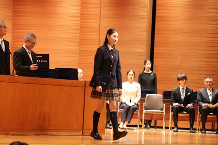 堂々と立つ卒業生の表情は晴れやかでした