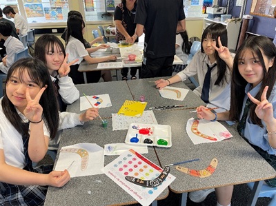 成城の生徒だけでブーメランをデザインする授業の様子