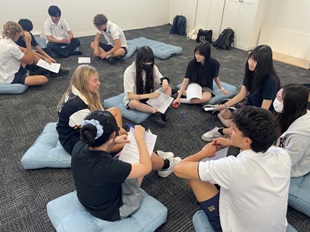 各国からの留学生たちと一緒にスペイン語の勉強