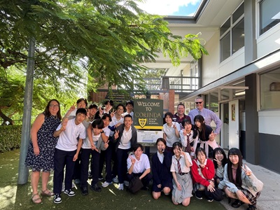 到着後の集合写真。校長先生や、国際担当の先生方にも入っていただきました