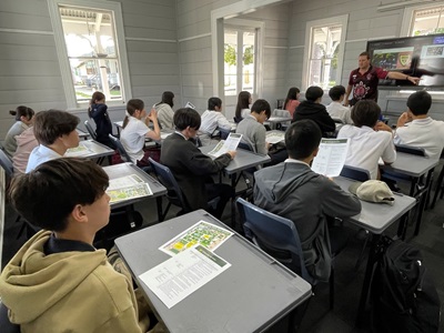 オリエンテーションの様子。スケジュールと学校について説明を受けました