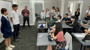 ウェルカムセッションでスピーチを披露。拍手で迎えられ、一安心の様子でした