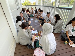 バディと対面後、Morning Teaの時間に。身振りも交えつつ、英語でのやり取りが始まりました