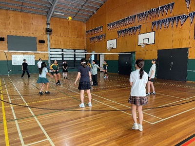 現地の生徒とバレーボール。スポーツを通して多くの生徒と触れ合えました