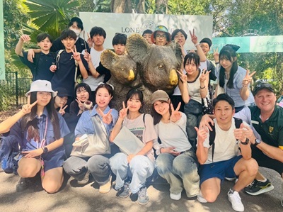 動物園での集合写真。充実の遠足デーでした