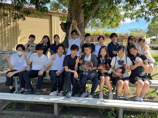 農場で集合写真。養蜂場の見学や、羊や牛の餌やりも行いました