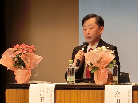 学園での取り組みについて発言する岩田一正氏