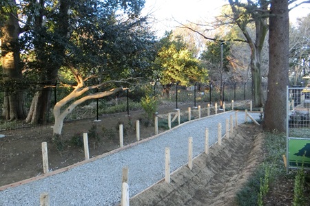 みつ池緑地の活用ゾーンで設置の進む遊歩道（2026年2月）
