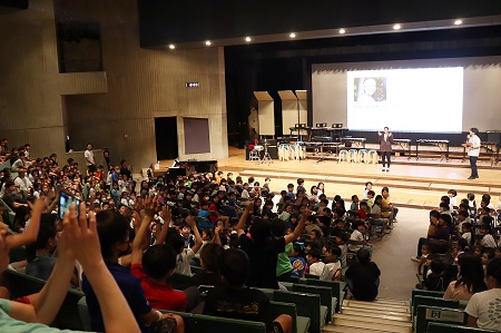 600名以上もの全校児童が集まり尾﨑さんをお迎え