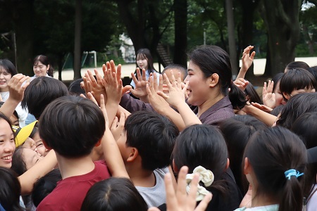 最後に子どもたちとハイタッチでお別れしました