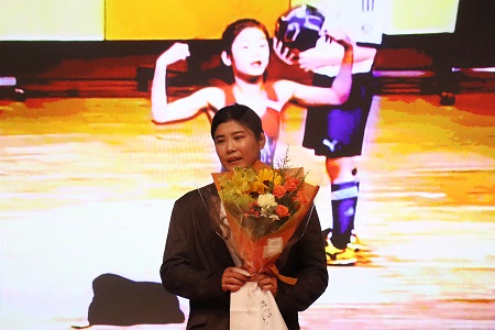 初等学校の劇の会ですでにオリンピック出場の夢を語っていた尾﨑さん。映像を見て会場の児童もどよめいていました