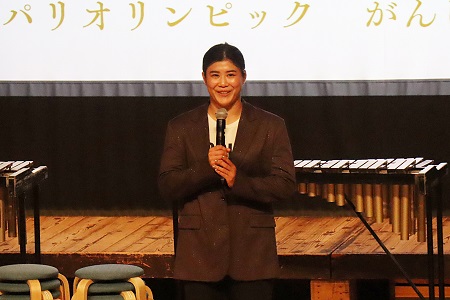 初等学校時代「やりたいことを応援してくれる友達や先生がたくさんいた」と振り返る尾﨑さん