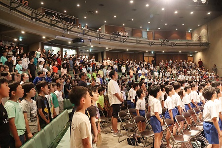 児童から『ありがとね』の合唱をプレゼントしました