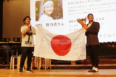 サプライズで同級生も駆けつけ、児童と一緒に尾﨑さんを迎えました