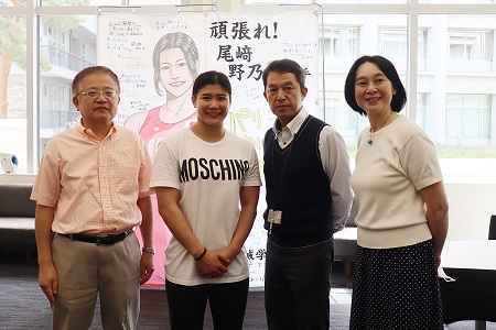 中学校時代の担任や授業を担当した先生たちと記念撮影