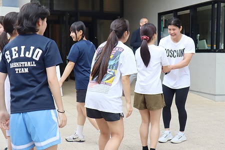 自然と握手の列ができて握手会になりました