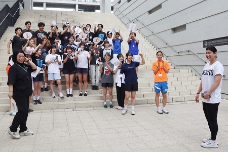 「金メダル持って戻ってきます！」の言葉に盛り上がる生徒たち