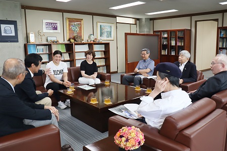 理事長、学園長、常務理事と挨拶を交わす 尾﨑さん（左から3人目）と吉村さん（左から4人目）