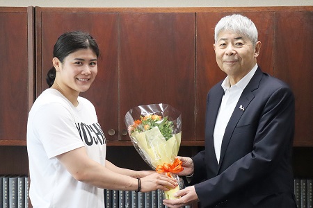 宮島理事長から花束の贈呈