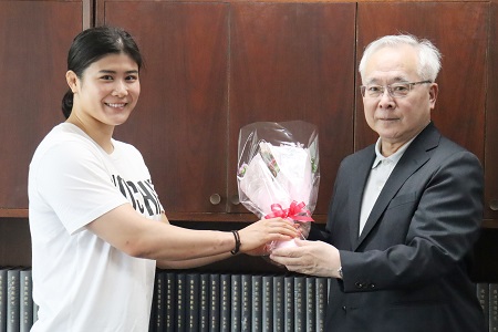 戸部学園長から花束の贈呈