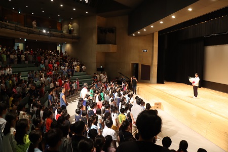 「地球讃歌」の合唱をプレゼント