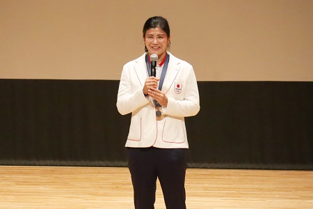 「メダルを持って帰ることができて嬉しい」と話す尾﨑さん