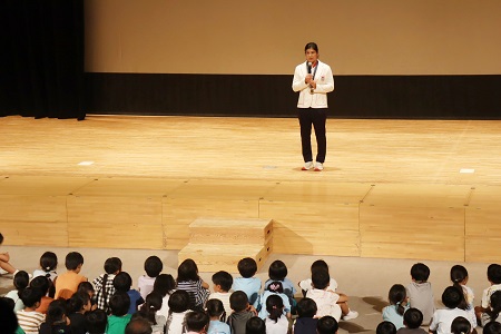 初等学校での生活を「何事にも挑戦して、失敗してもまた立ち上がって挑戦する毎日だった」と振り返り、児童へエールを贈りました