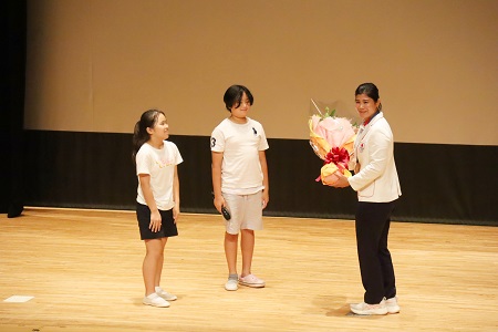 初等学校を代表して柚組の児童から花束贈呈