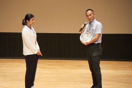 尾﨑さんより、2024年パリオリンピックを記念したお皿をプレゼントしていただきました