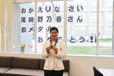 校内のいたるところに、尾﨑さんを祝福するメッセージが