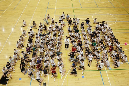 体育館で記念撮影