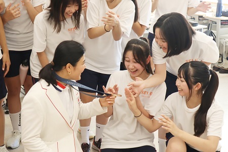 メダルを間近で見せてもらい、大興奮