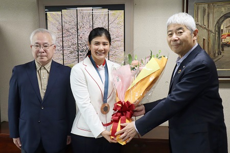 尾﨑さんと戸部学園長（左）、宮島理事長（右）