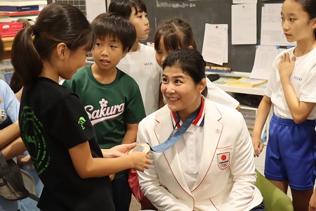 講演後も尾﨑さんとお話ししたい児童が列をつくっていました