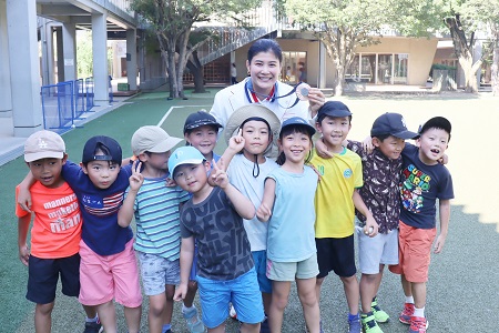 「尾﨑さん！」 次々に児童が集まり大人気の様子