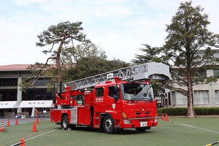 準備が進む中、会場にはしご車が到着！