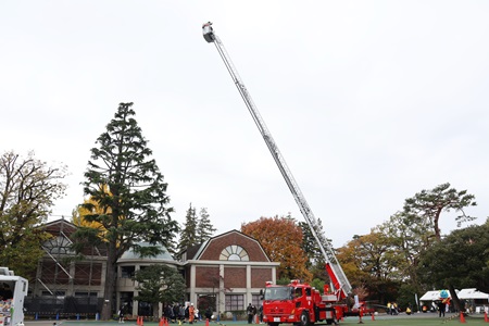 人気のはしご車搭乗体験は抽選で当たりを引いた方に体験いただきました