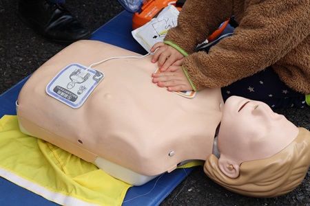 AED体験コーナーでは、練習用マネキンを使ってAEDの使い方を体験
