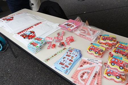 参加したお子様には消防広報ブースで成城消防署より素敵な記念品をお渡し