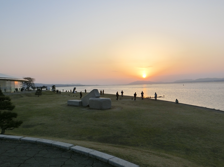 夕日につつまれる湖畔の美術館として有名