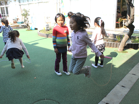 外では縄跳び！