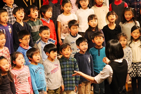 先生の指揮に合わせ、1年生斉唱。