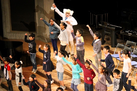 歌に合わせた振付で会場を盛り上げます。