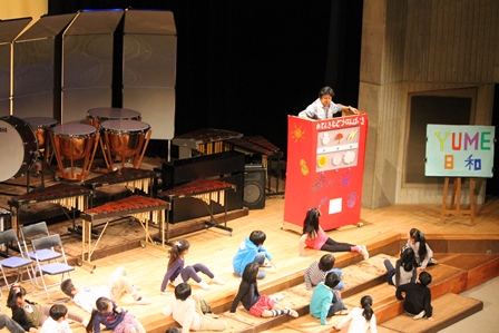 舞台衣装を使って発表するクラスも。 自動販売機から先生が出てくるサプライズ。