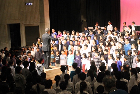 最後の全校合唱。みんなで音楽を奏でます。