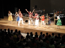 竹の打楽器 代表の生徒が舞台上で体験