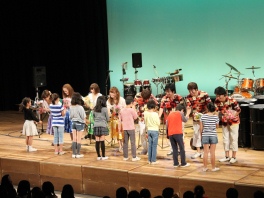 演奏終了後　生徒たちから花束贈呈