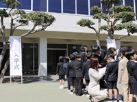 入場を待つ新入生たち