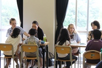 ちょっと緊張しながらペアで英会話